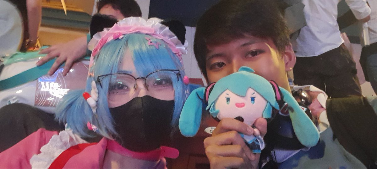 Nainanainami's tweet photo. I was in the Miku Expo Manila!!! met so many pretty cosplayers and had so much fun. i had no light sticks so i used 2 small mikus LOL https://t.co/PquT2RFhjK