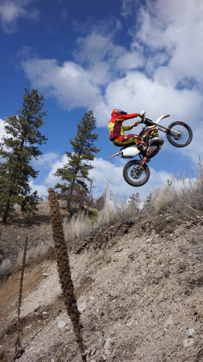 Starting the week by sending the CR500 up a giant sand hill 😅🔥

Collab + scouting vids went live this weekend!
#CR500 #HondaCR500 #Enduro #DirtBikeLife #MondayMotivation #BigTwoStroke