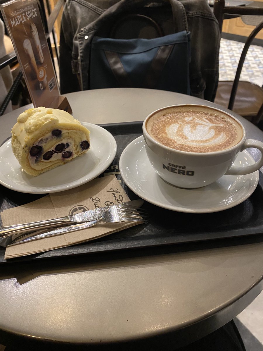 #caffenero #yabanmersini #latte #kahve #coffee #beyoğlu #narmanlıhan #istiklalcaddesi #istanbul #rotasızzamanlar #gezgin #caffenerotürkiye #pazartesi #monday
📍Caffe Nero, Narmanlı Han - Beyoğlu