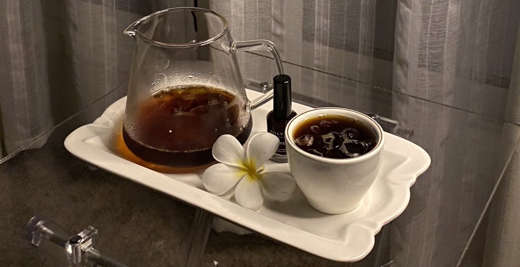 - أنت حـبك يالغضي كنه قهوة 
    مرةٍ ماعافها شرَّابها ❣️.