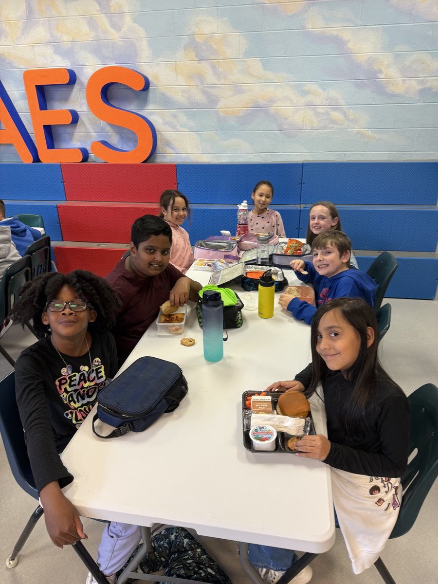 Acworth_ES's tweet image. 100% Reflex Math Mastery! 🎉

Our @Acworth_ES Warriors crushed their goals and earned a special reward — Lunch with the one and only @TiffanyHourigan! 📚🤓🎯

#WarriorPride #MathChampions #ReflexMathRockstars