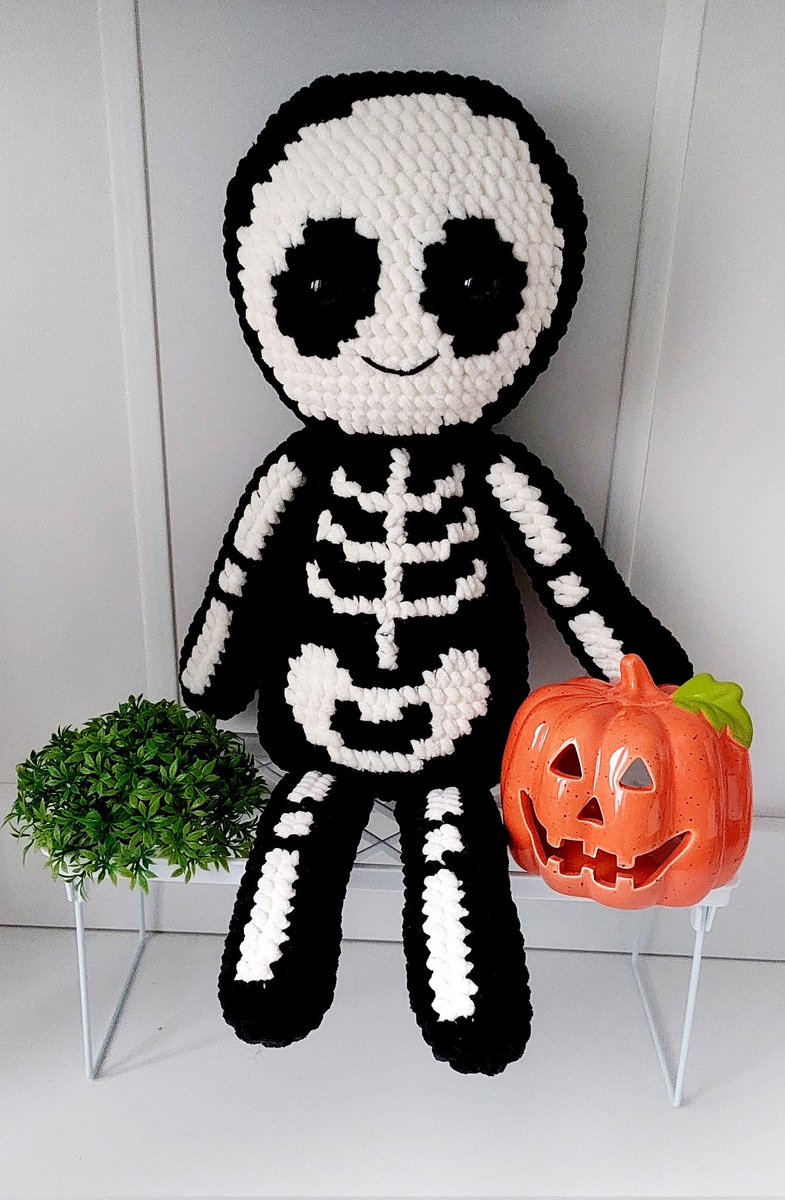 oba szkieletory na szydełku w końcu gotowe!! czekają na nowe domki