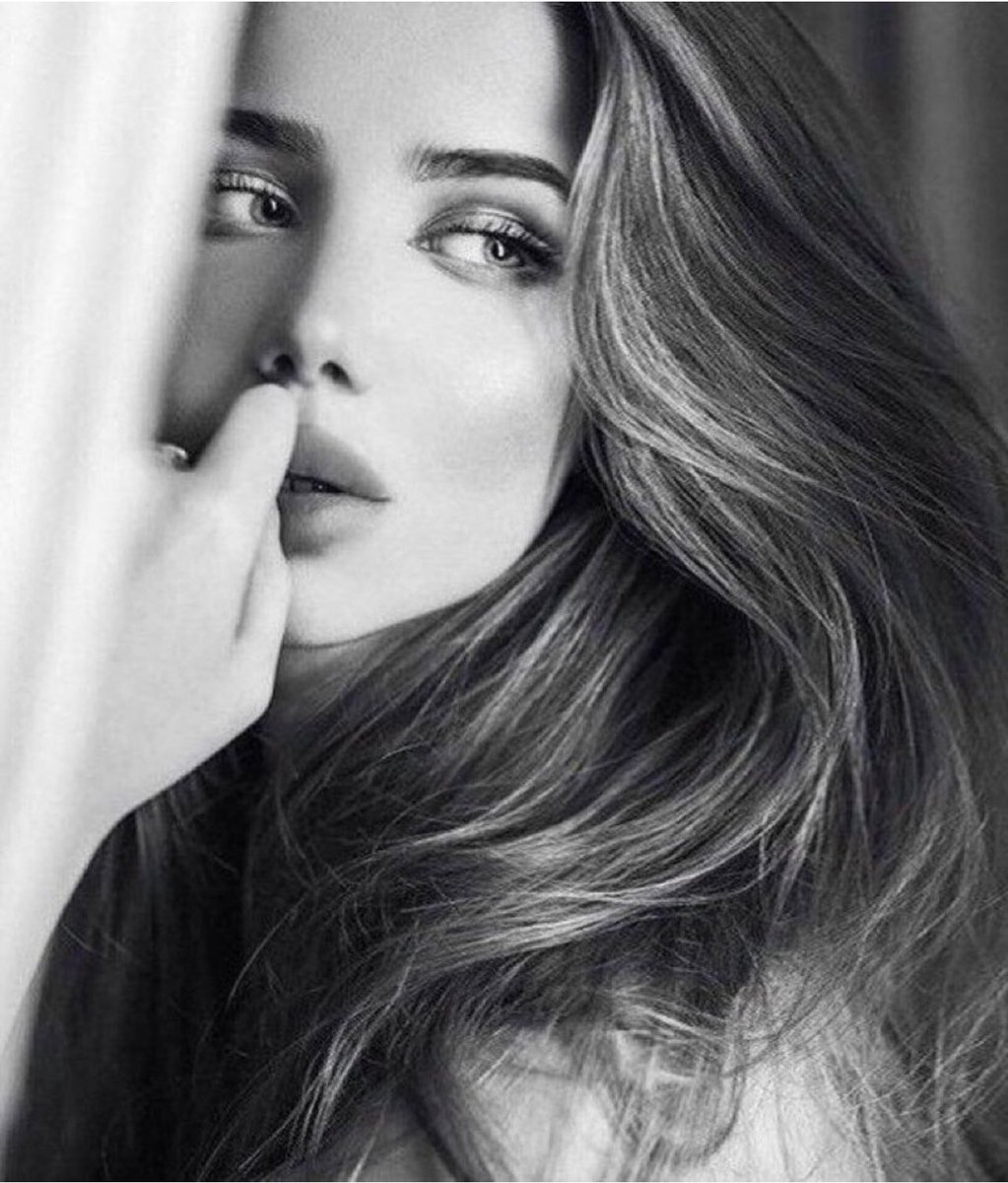 تهت بين صحراء غلاه وامواج محبته !!
لاسلمت من الضما ولاسلمت من الغرق..
#وبس