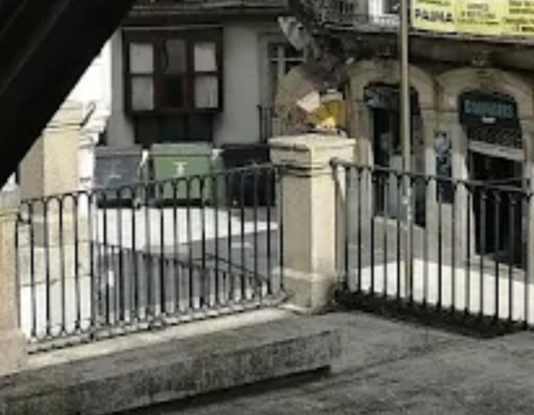 O Concello de #Vigo na súa tónica habitual de incumprir a súa propia normativa, coloca no Casco Vello barandas industrializadas NON conformes  coas normas de mobiliario  obrigadas polo PEPRI. Igoal fai co resto do mobiliario, cada un do seu pai e da súa nai, en plan muestrario.