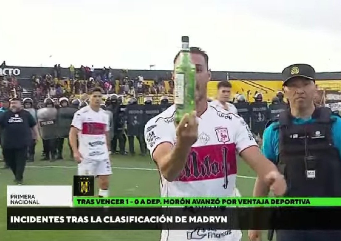 EmmaMrtz1922's tweet image. Yo esperando que baje el Uber para irme a mí casa porque al otro día laburo.

Mí amigo que sacó hasta el préstamo de Mercadopago volviendo de la barra: