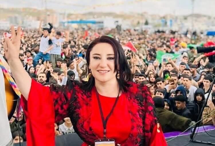 Jina birûmet, hevala min a hêja, Berîvanê (Berivan Kutlu) koça dawî kiriye. Emreke kurt de, kedeke dom û dirêj û ewqas jî watedar kir.
Serê malbat û hemû heval û heskiririyan sax, gora wê biheşt û mêvanê hevalê be.
Bi rêzdarî û xemgînî…