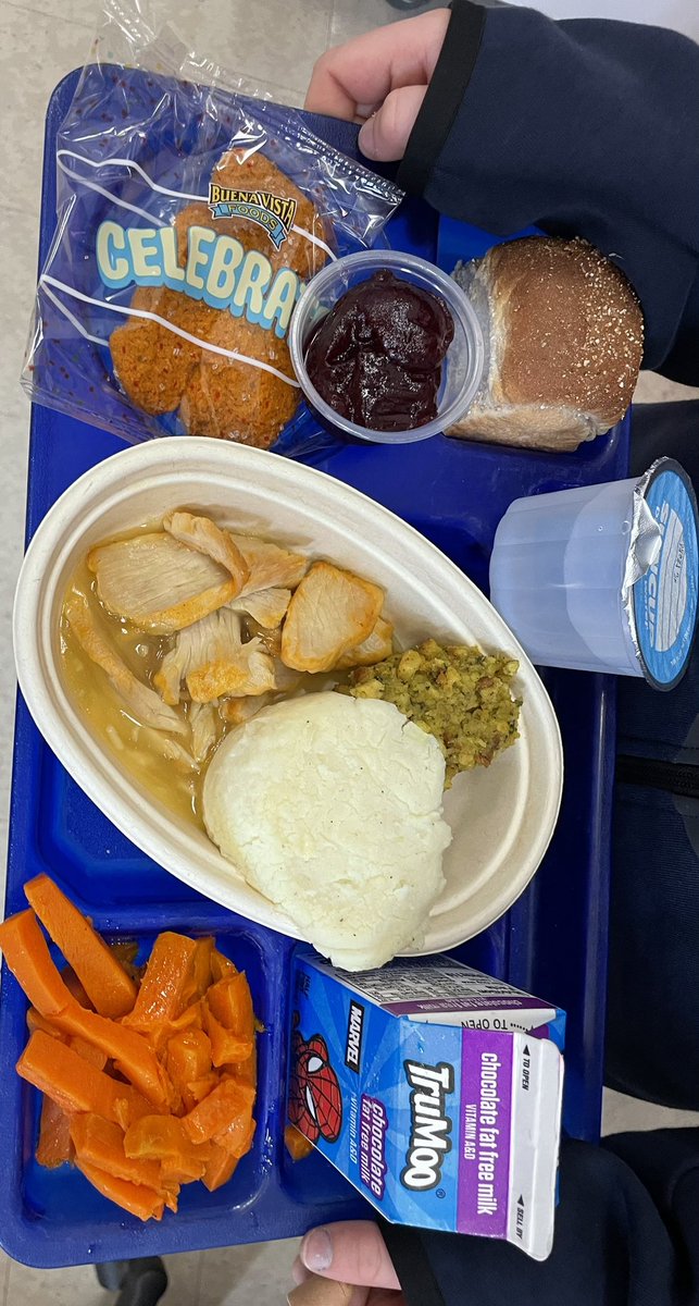 ✨ Holiday Turkey Meal at Martin Elementary! 🦃❤️

Friday was extra special in the elementary and high school cafeterias as our students enjoyed their annual Holiday Turkey Meal!
A huge thank you to Principal Benharris for jumping in to help serve lunch at Martin!