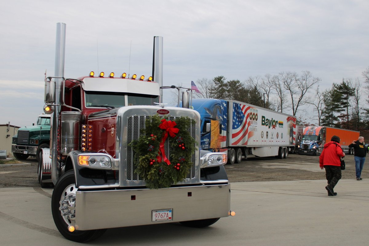 GroundFS's tweet image. The Escort to Arlington is an annual December convoy by Wreaths Across America, where volunteer truckers transport thousands of wreaths from Maine to Arlington National Cemetery and other sites nationwide to honor fallen service members. Read more.
hubs.la/Q03TxCjJ0