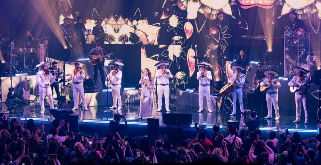 Que esta gira #SiempreContigo llegue a todo el mundo, que todas las personas podamos disfrutar de tu talento, tu arte y tu maravillosa voz, te amo, esto es solo el inicio de una etapa llena de éxito y cosas increíbles que mereces, VAMOS A POR MÁS SHOWS 🥹💘 <a href="/LuceroMexico/">Lucero</a>