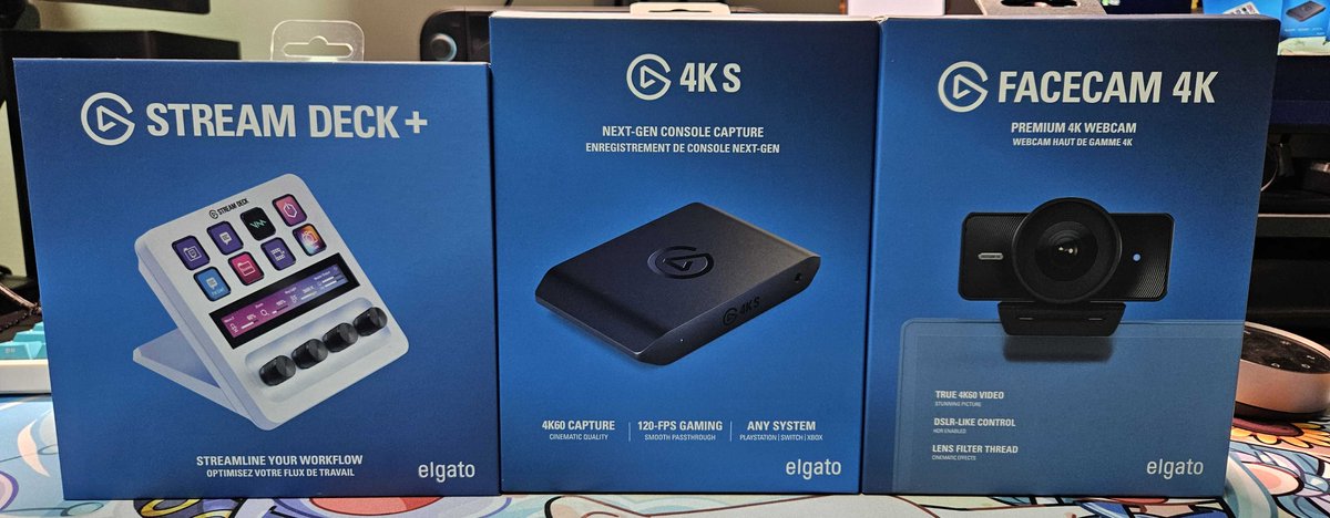 Binz_098's tweet image. 이번에 엘가토로부터 스트림덱, 캡쳐보드, 웹캠 장비를 협찬 받아 사용해보고 있습니다!
Warudo, Unity, Blender 단축키를 한 번에 관리할 수 있는 게 너무 편해서 작업 속도 체감이 바로 올라가요 차이가 심합니다.

스트림덱 세팅 꿀팁 전수해주신 @salt_atelier 소금님과
좋은 제품을 지원해주신…