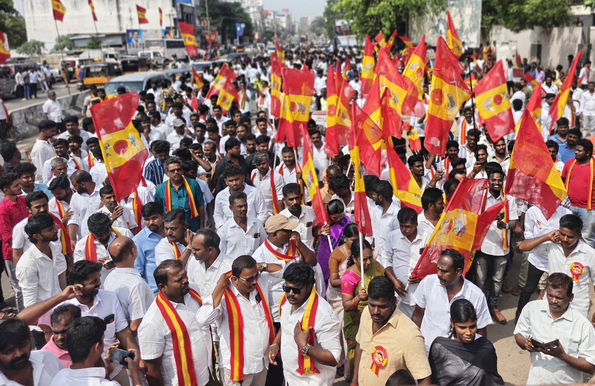 TVKHQ_Theni's tweet image. தமிழக மக்களின் வாக்குரிமையைக் கேள்விக்குறியாக்கும் சிறப்பு தீவிரத் திருத்தப் பணிகள் மற்றும் குளறுபடிகளுக்கு எதிராக, கழகத் தலைவர் திரு.@TVKVijayHQ  அறிவுறுத்தலின்படி, பொதுச்செயலாளர் திரு.@BussyAnand  வழிகாட்டுதலின் படி, நமது கழகத் தோழர்கள் ஆர்ப்பாட்டம் நடத்தினர்.