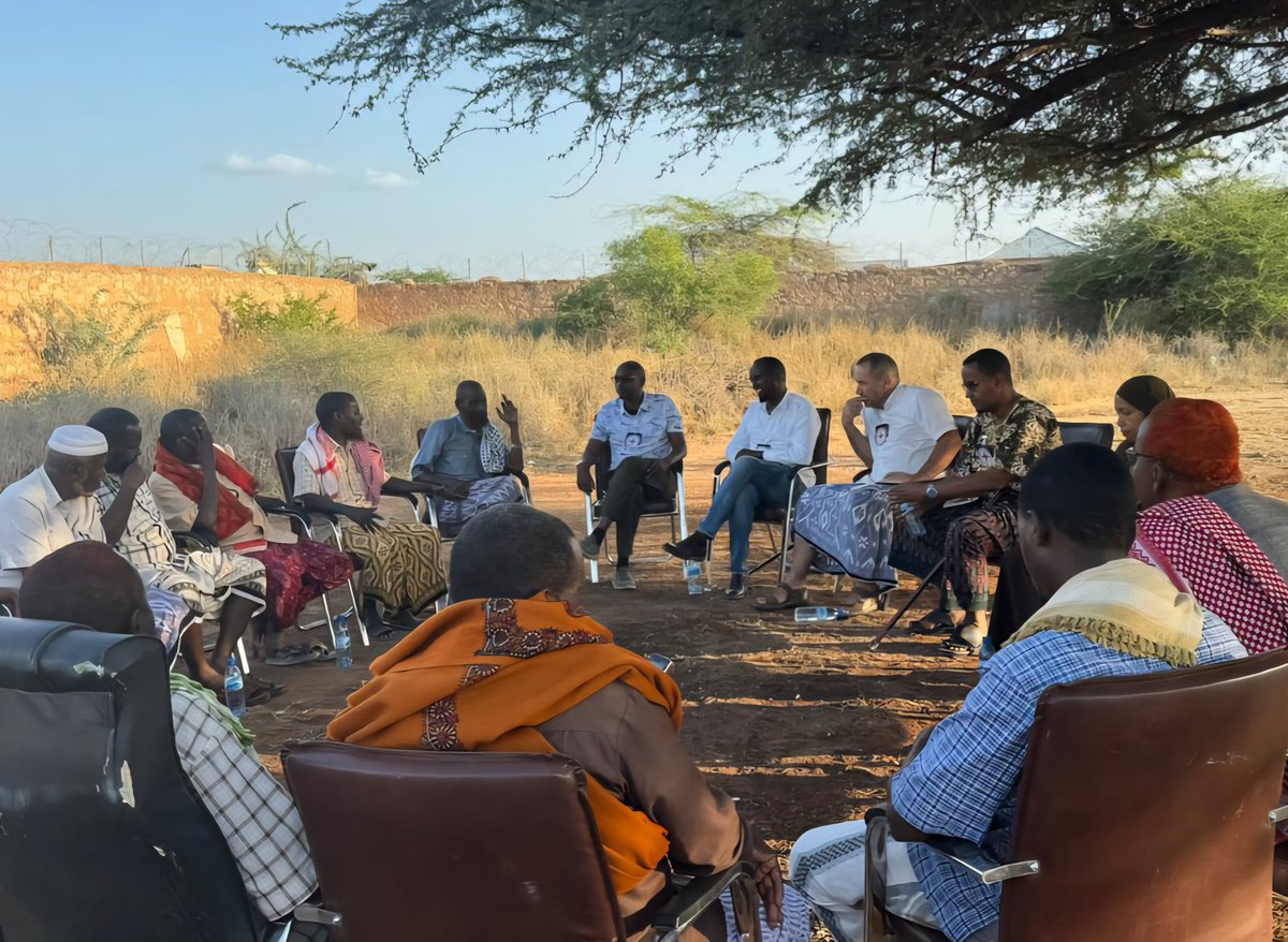 Under the tree... Where the most important meetings/exchanges take place in #Somalia, especially with clan elders, with whom the <a href="/ICRC/">ICRC</a> regularly exchange across the country to better understand the context, the needs and the best way to respond... Here in Xudur, last week.