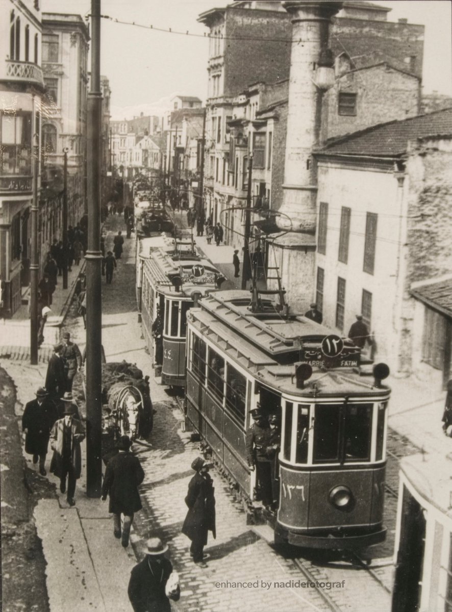 Sirkeci Hocapaşa caddesinde bir elektrik kesintisi sırasında peşpeşe dizilip haraketsiz kalan tramvaylar, 1937
📷Salahaddin Giz