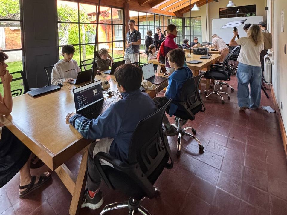 JoinEdgeCity's tweet photo. Our popup village was full of activity:

✨ a talk on meme-driven marketing
✨ @CpunkUtopia’s Demo Day
✨ @VibeResidency’s Kids Demo Day
✨ nature exploration with a geologist &amp; biologist
✨ boardgames night
✨ DJ workshop
✨ ecstatic dance https://t.co/CLdxuRjE9O