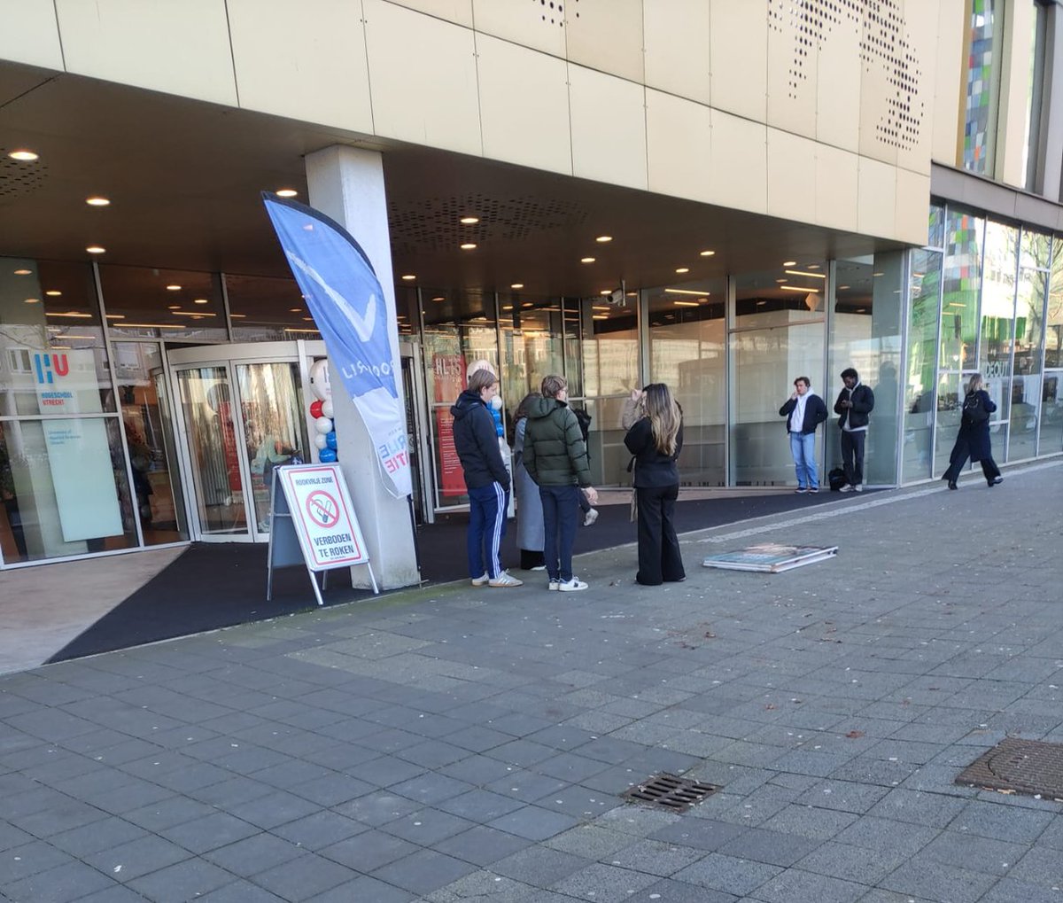 Moet altijd wel lachen om het antirook-'beleid' op de Uithof. Groepjes studenten staan te roken naast de 'rookvrije campus'-vlag en een verbodsbord. Overal peuken op de grond, want vanwege het rookverbod mogen er ook geen asbakken geplaatst worden.