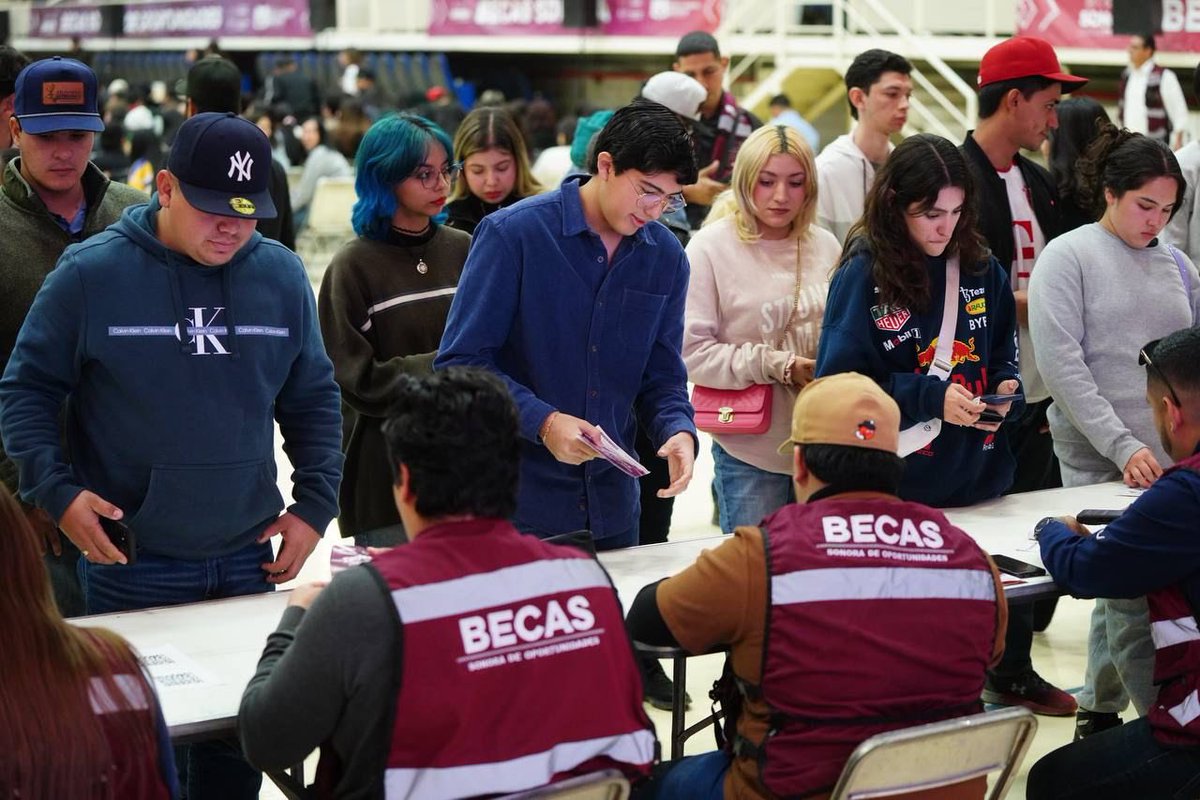 La transformación comienza desde las aulas.

El próximo año invertiremos más de mil millones de pesos en becas y apoyos educativos.

Seguiremos impulsando la educación, porque transforma vidas y abre caminos a un futuro con más oportunidades para todas y todos.