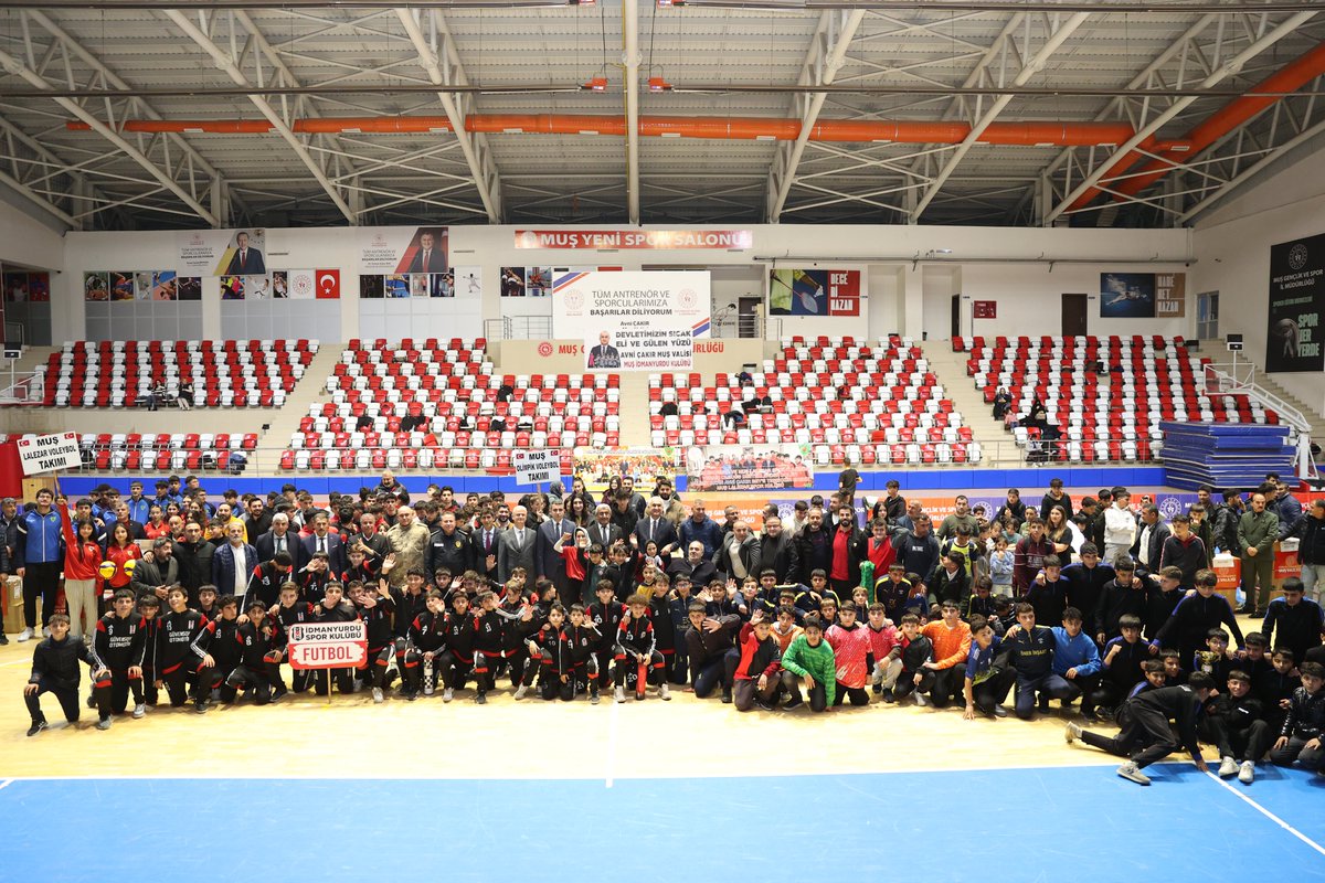 TCMusValiligi's tweet image. 🏅 Amatör Spor Kulüplerimize Destek Devam Ediyor

Valimiz Sayın @Valiavnicakir, ilimiz protokolü ile birlikte, Valiliğimiz öncülüğünde, İl Özel İdaremizce temin edilen ve Gençlik ve Spor İl Müdürlüğümüz koordinesinde ilimizdeki amatör spor kulüplerine yönelik düzenlenen malzeme…