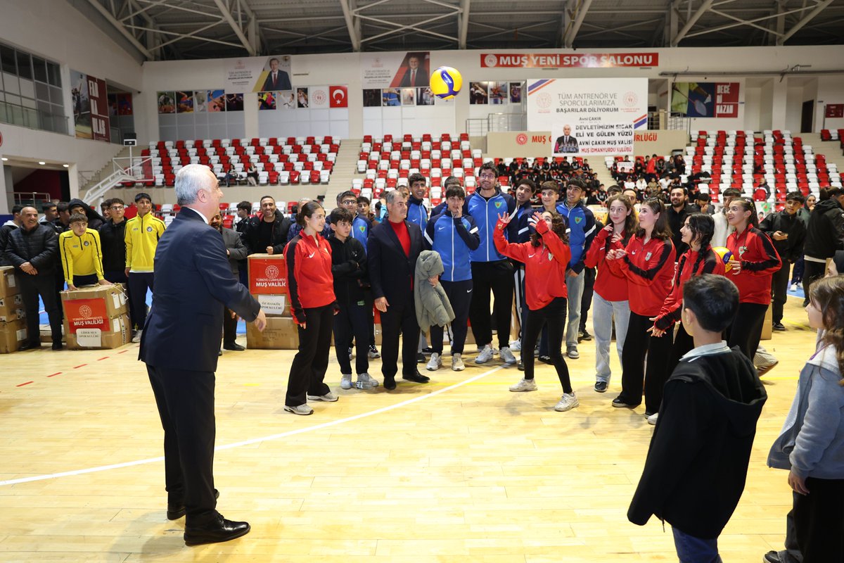 TCMusValiligi's tweet image. 🏅 Amatör Spor Kulüplerimize Destek Devam Ediyor

Valimiz Sayın @Valiavnicakir, ilimiz protokolü ile birlikte, Valiliğimiz öncülüğünde, İl Özel İdaremizce temin edilen ve Gençlik ve Spor İl Müdürlüğümüz koordinesinde ilimizdeki amatör spor kulüplerine yönelik düzenlenen malzeme…