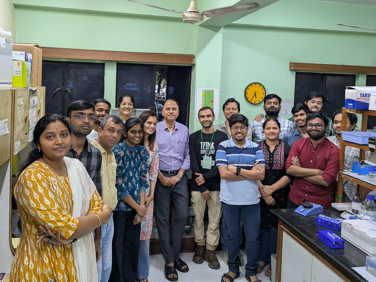 Sankar_Lab's tweet image. When you least expect it, a familiar face walks through the lab doors. Thanks for the visit, Satya! We had a total blast discussing fascinating science and and nostalgia overload. #AlumniVisit #LabAntics @ccmb_csir @sankarfr1