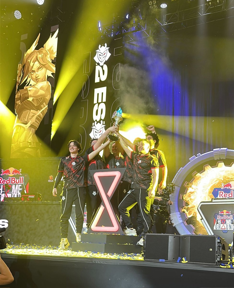 pseudogurl's tweet image. finally got to see the boys lift a trophy in person after working with them for the past couple of years!!!
please please please more nyc valorant events there is so much love over here 🥺🫶🏼