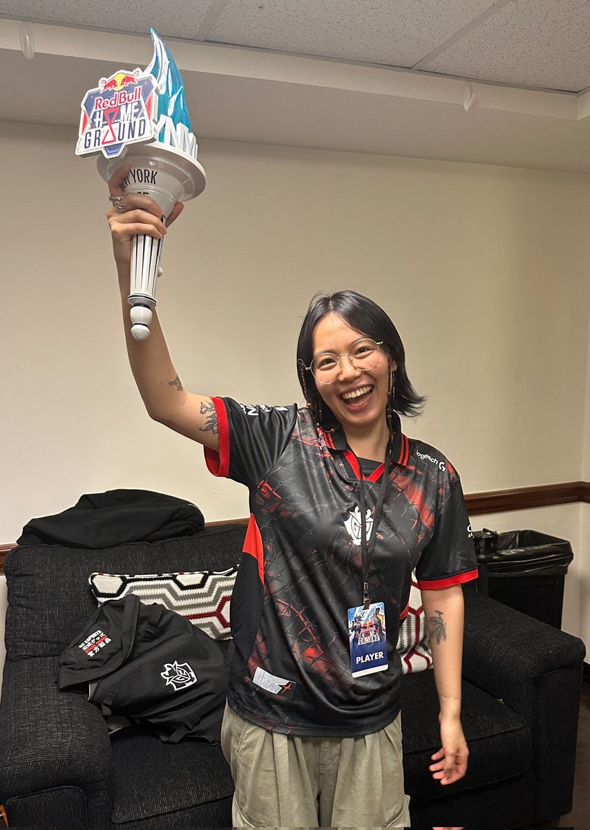 pseudogurl's tweet image. finally got to see the boys lift a trophy in person after working with them for the past couple of years!!!
please please please more nyc valorant events there is so much love over here 🥺🫶🏼