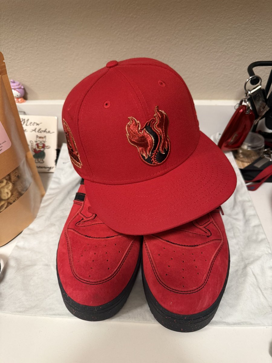 donthesavage190's tweet image. I think its going to be an #Adidas week. 
Adidas velour track suit and Deadpool Rivalry Low. Topped with a Phoenix Firebirds fitted. Have a great week. #PINdejos.