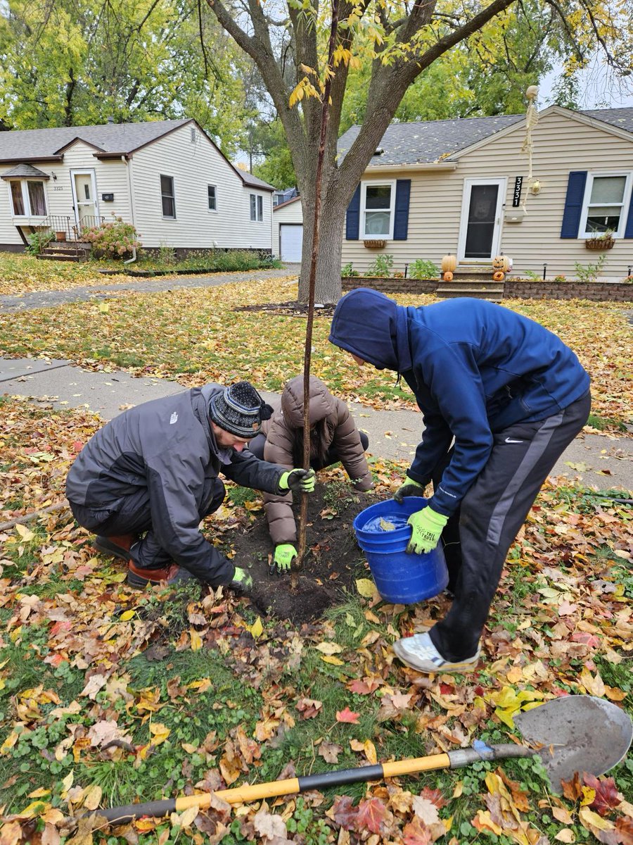 TreeTrust's tweet image. As we finalize the chapter on our fall planting season, let&apos;s pause and thank all of the dedicated volunteers who helped us plant and distribute nearly 7,500 trees this year.  Thanks to the amazing crew from Padagis for planting trees with us!