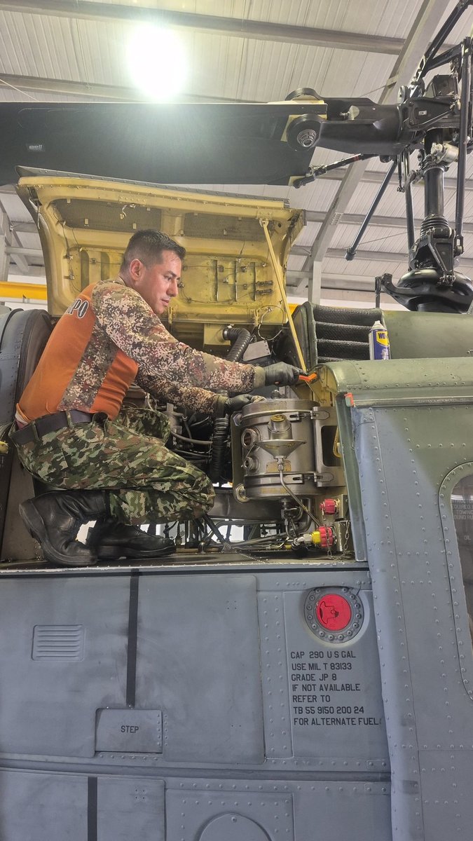 Ejercito_Davaa's tweet photo. La inspección y control de corrosión de una aeronave, realizada para su alistamiento en el Cantón Militar de Saravena, Arauca, es desarrollada por los suboficiales del Batallón de Mantenimiento de Aviación N.° 4.

Su dedicación, esfuerzo y pericia son fundamentales para garantizar la seguridad y eficacia de las operaciones aéreas, en apoyo de los soldados del @COL_EJERCITO desplegados en esta región, quienes en el desarrollo de operaciones militares velan por un #ViajeSeguro.