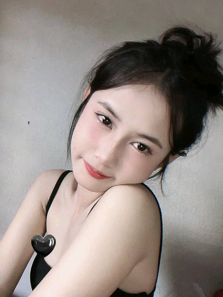 الاهتمام هو النور الذي يخلق الحياة بين الذكريات. Arlean Flagiello