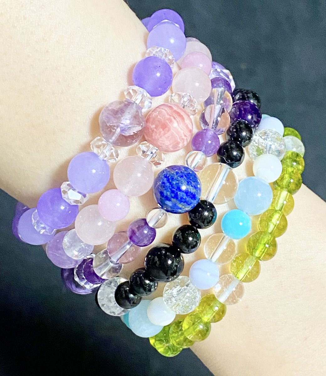 深夜にちまちま作ってるパワーストーンのブレスレットが可愛い。全部