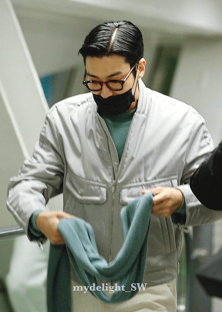 MyDelight_SW's tweet image. 251118 인천공항

오빠와 함께 찾아온 영하 날씨..🧣

날씨를 느껴보겠다며 목도리를 벗었지만
몸소 느낀 날씨는 “아! 왜 이렇게 추워!”∑(ﾟДﾟ)

#시원 #최시원 #SIWON #崔始源 #シウォン 
#슈퍼주니어 #SUPERJUNIOR @siwonchoi