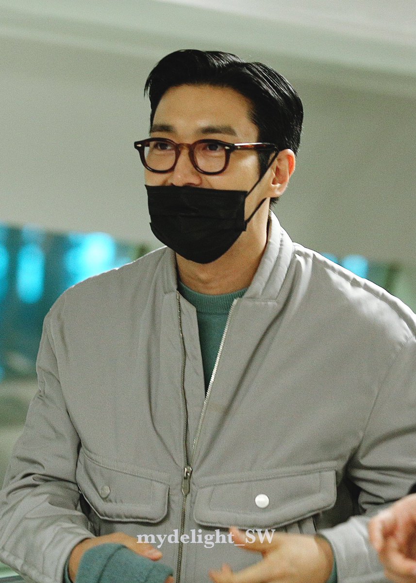 MyDelight_SW's tweet image. 251118 인천공항

오빠와 함께 찾아온 영하 날씨..🧣

날씨를 느껴보겠다며 목도리를 벗었지만
몸소 느낀 날씨는 “아! 왜 이렇게 추워!”∑(ﾟДﾟ)

#시원 #최시원 #SIWON #崔始源 #シウォン 
#슈퍼주니어 #SUPERJUNIOR @siwonchoi