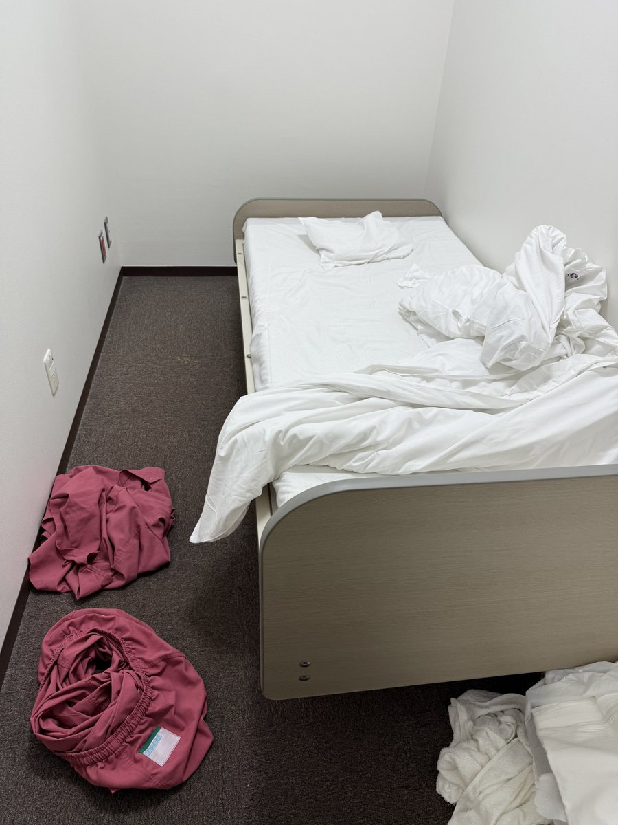 hirohase_nsgy's tweet image. 当直室開けたらこれで流石に草。
脱皮でもしたんか😇