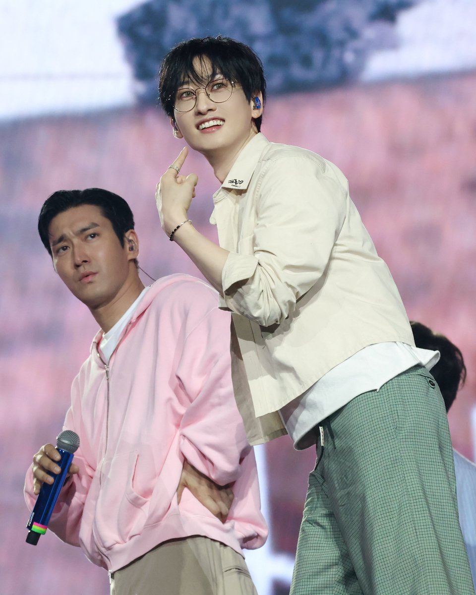 👉🏻🤓 .. 🤨

&lt;SUPER SHOW 10&gt; in TAIPEI DAY 3
2025.11.16

#은혁 #EUNHYUK
#시원 #SIWON
#슈퍼주니어 #SUPERJUNIOR