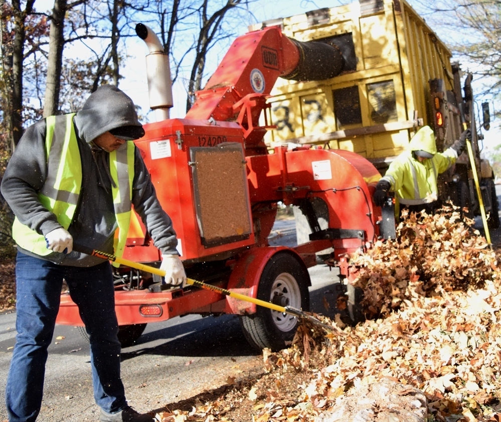 MontgomeryCoMD's tweet image. 🍂 Leaf vacuum collection is underway!

This service is for designated watershed areas and helps protect local waterways from clogged drains and runoff. Check if your neighborhood is included and see collection dates here: ow.ly/mZzl50XsS0O
