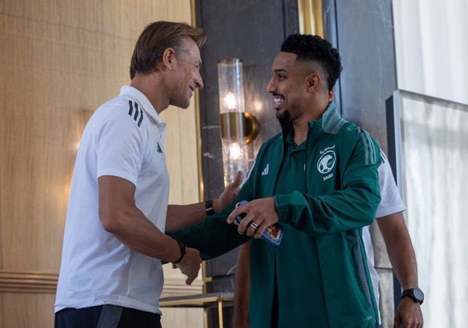 الأخضر يخوض غداً مواجهته الودية امام الجزائر ، وهي المباراة الدولية رقم 100 لقائد الأخضر #سالم_الدوسري 🇸🇦🤍

يستحق الأسطورة سالم الدوسري التواجد غداً في المدرجات والاحتفاء معه بدخوله المئوية من المباريات 🤩👏🏻🇸🇦