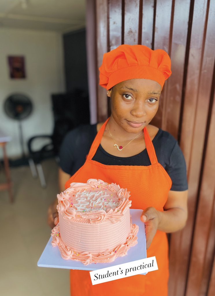 adaokwuonu_'s tweet image. Look who&apos;s cooking up some impressive skills! 🤩 From the initial step to the final product, she performed exceptionally well. 
The results? Delicious! We are excited to see where her baking journey takes her. 

We train👩‍🍳
For more enquiries, send a dm to us or call 09021249381