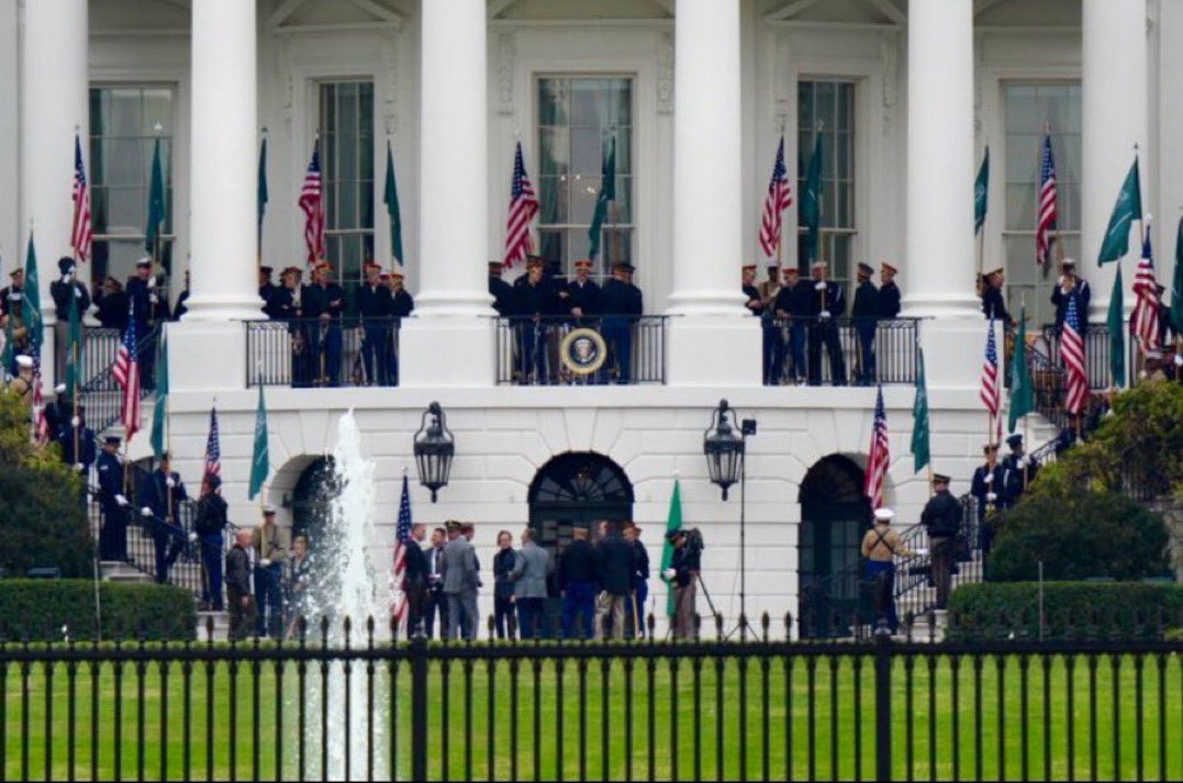 قبل وصول سمو سيدي ولي العهد لـواشنطن 🇺🇸

معلومة حسب <a href="/S_H_188/">سلمان بن حثلين</a> ..

هذه المرة الاولى مُنذ سنوات في تاريخ البيت الأبيض انه يتم رفع اعلام دولة أخرى مع تجهيز المدافع قبل الزيارة بثلاثة أيام

ولا دولة نالت هالاستعدادات غير زيارة سمو ولي العهد الامير محمد بن سلمان زعيم الشرق الاوسط!💚🇸🇦