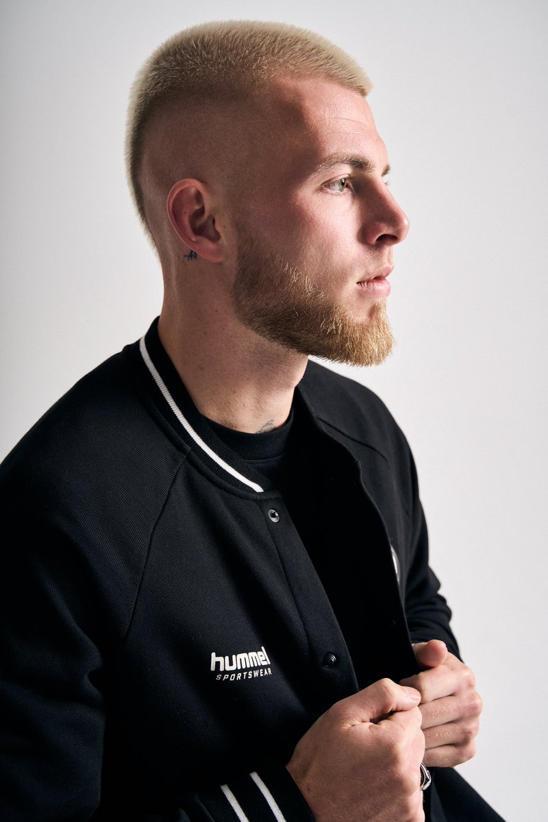 His roots give him strength. His rhythm shapes his identity. Together, they echo our shared spirit.

——

Köklerinden gelen güç, ritminden doğan kimlik; ortak ruhumuzda yankı buluyor.

#hummel #offthepitch #RickVanDrongelen