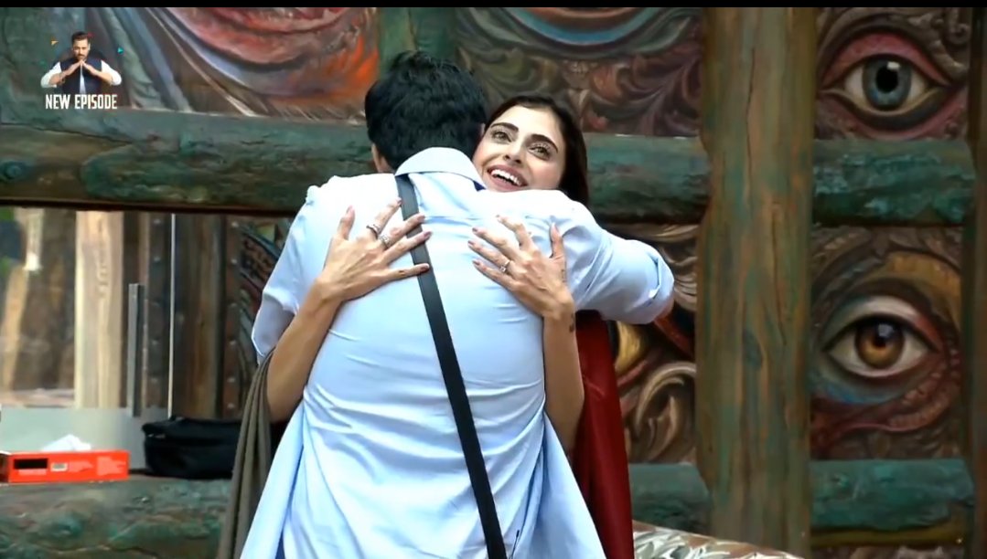 subhiiobsessed's tweet image. THEY ARE LOOKING SO PERFECT TOGETHER&amp;gt;&amp;gt;&amp;gt;&amp;gt; 💙😭🧿

And look at them so comfortable while giving first ever hug so cutee tbh!

[ #Fayan #FarrhanaBhatt #BiggBoss19 #BB19 ]