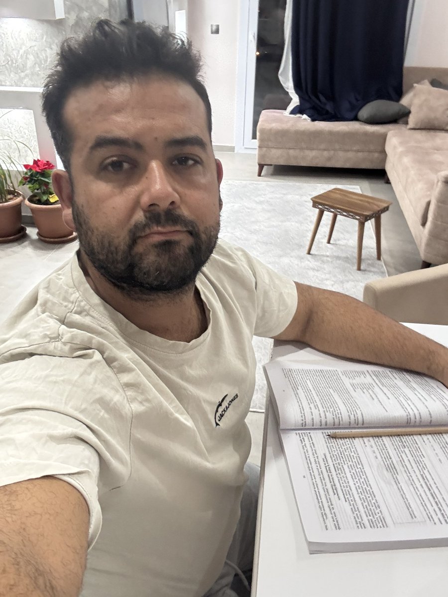 Liseden Ömer diye bir arkadaşım var. Adam üniversiteyi bitirir bitirmez memur olarak işe başladı. Sonra Singapurdan , Fas’a Kazakistandan Japonyaya tüm dünyayı gezdi. Sonrasında biraz para biriktirdi. Ücretsiz izin alıp Güney Amerika’yı 6 ay boyunca gezmek için yola çıktı. Az