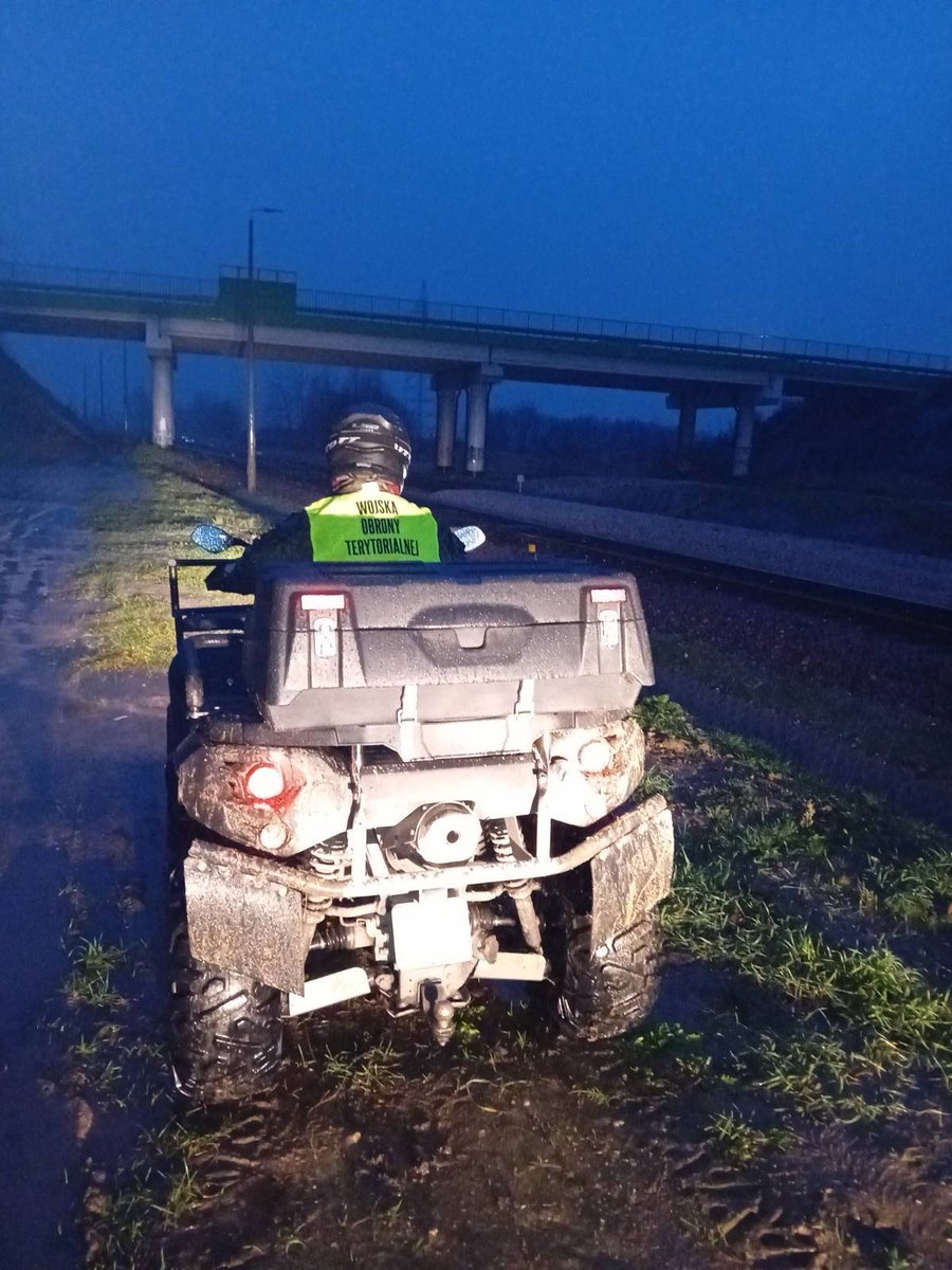 KosiniakKamysz's tweet image. Zwiększamy zaangażowanie @terytorialsi 🤝 we wsparciu Straży Ochrony Kolei w patrolowaniu linii kolejowych we wschodniej Polsce. Szczególna uwaga zostanie zwrócona na newralgiczne elementy infrastruktury: mosty, wiadukty, tunele, stacje, rozjazdy czy kolejowe urządzenia…