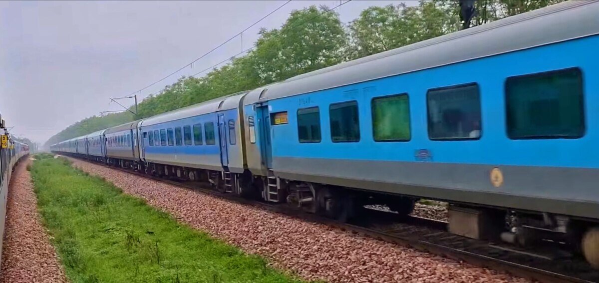 Ajitkum85387448's tweet image. 200km Delhi - Ambala Section

5 Vande Bharat 
5 Shatabdi 
2 AC Express
Total - 10 Trains 

Why @RailMinIndia don&apos;t upgrade this Section to 160kmph (whereever possible)
