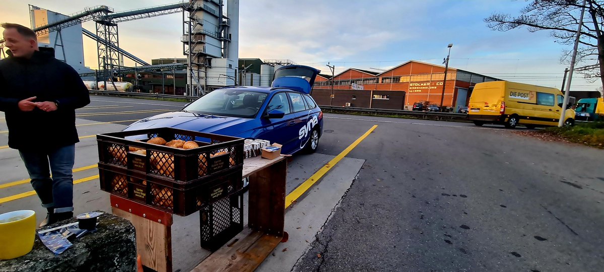 Team Syna Zentralschweiz unterwegs! 🚗☕️

Am Donnerstag war unser Team in der Annahmestelle Logistik der #Post Rothenburg Zentralschweiz unterwegs.
Rund 100 Postangestellte durften sich über einen kleinen Energieboost freuen, als Dank für ihren täglichen Einsatz. 💪
