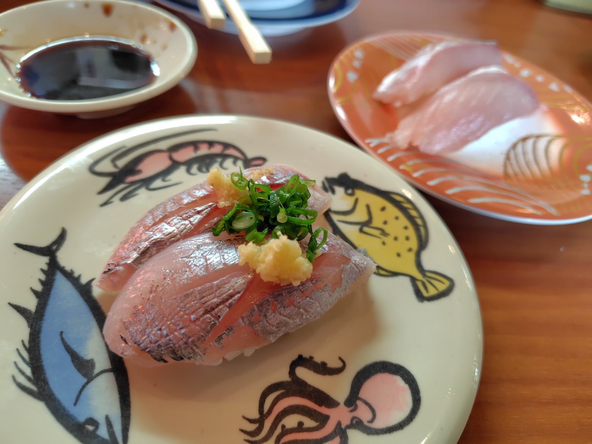 kamimaru_kaicho's tweet photo. 回転　すし誠　村上店

おすすめ3カン　380円
（カンパチ、スズキ、イナダ）　など

あら汁無料（ガチ）。地魚を豊富に揃えており、オススメを食べれ��間違いない。
ネタが大きいので、7皿くらいで満足できます。

個人的に寿司がうまいと思う県は、北海道、新潟、鹿児島。
#やれと言われたので食レポ https://t.co/4Xabv51P5P