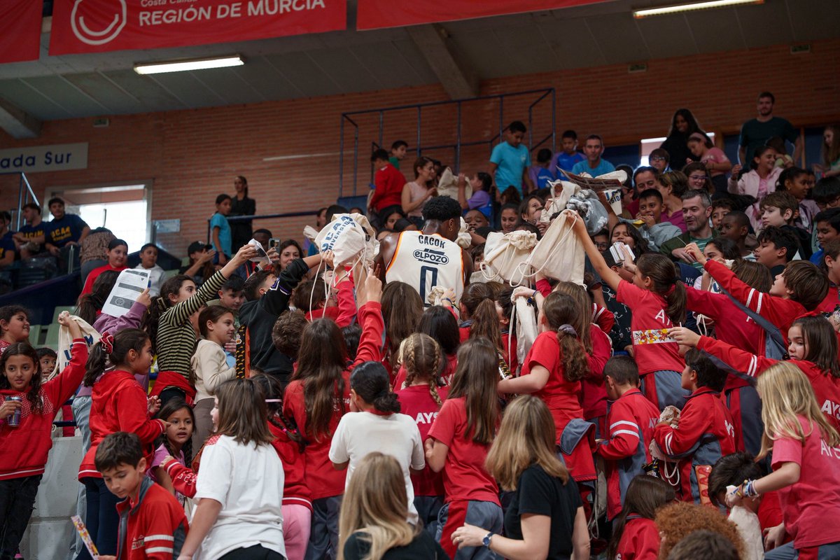 🤩 𝗘𝗹 𝗣𝗮𝗹𝗮𝗰𝗶𝗼 𝘀𝗲 𝗰𝗼𝗻𝘃𝗶𝗲𝗿𝘁𝗲 𝗲𝗻 𝘂𝗻𝗮 𝗳𝗶𝗲𝘀𝘁𝗮

🏀 El Partido del Recreo IV reúne a 7.500 jóvenes de entre 8 y 18 años en un día muy especial

🔗 ucamdeportes.com/ucamcb/noticia…

#Eterno