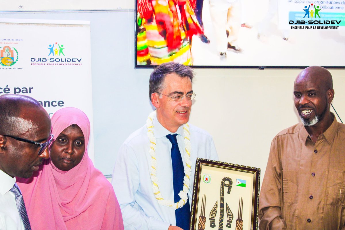 All__inone's tweet photo. 🇫🇷🤝🇩🇯 En tournée régionale, l’ambassadeur de France à Djibouti, Jérôme Bresson, a visité Dikhil hier matin.

Objectif : évaluer les projets financés par son ambassade, dont ceux portés par @DjibSolidev

#Djibouti #Dikhil #Coopération #Développement #FranceDjibouti #DjibSolidev https://t.co/WxIt5qFZo9