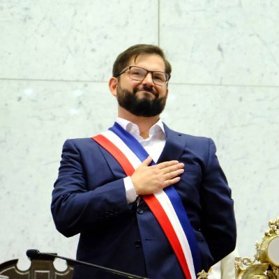 Se termina la presidencia del comunista Boric en Chile.
Mantuvo todos los acuerdos de libre comercio, no congeló precios, no puso retenciones, no puso cepo, dejó flotar su moneda, no prohibió exportar ni importar, no estatizó empresas.