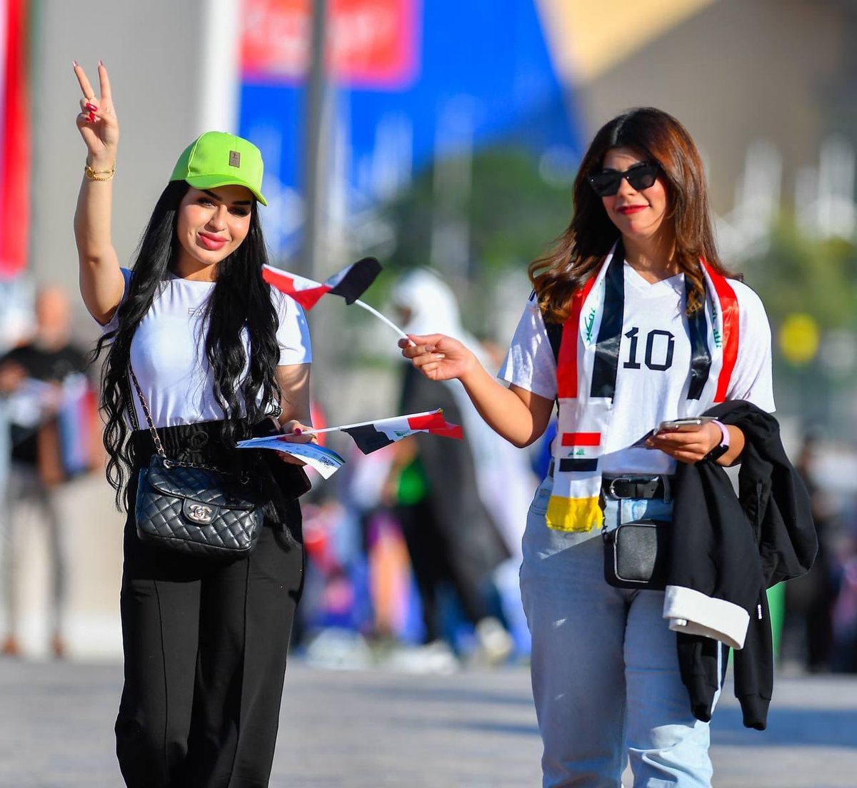 🎙️ الصحفي السويدي أريك نيفا : 
وجدتُ شيئاً فريداً من نوعه هنا في العراق، فالمشجعون يشجعون بقوة قبل بداية المباراة، ولكن أثناء المباراة ينخفض التشجيع بشكل كبير ويعمّ الصمت على المدرجات! ويركّزون على تفاصيل المباراة! وأنا لم أرَ مثل هذه الحالة سابقاً ؟