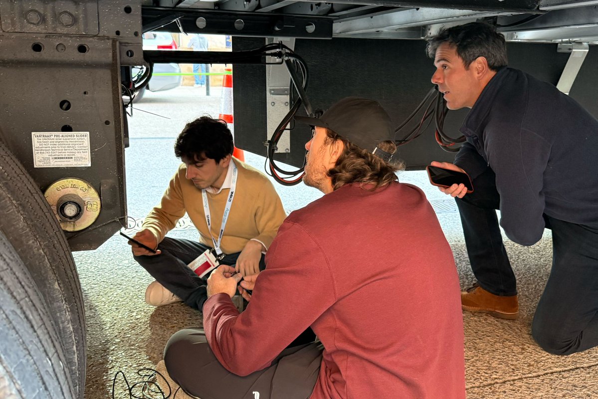 Samsara's tweet image. You don’t build for physical operations from behind a desk. 👷

Samsara’s Smart Trailers &amp;amp; Connected Equipment team engineers full-stack—from rugged hardware to AI—based on what they learn in the field.

Go behind the build with David Gal, VP of Engineering &amp;amp; Product →…